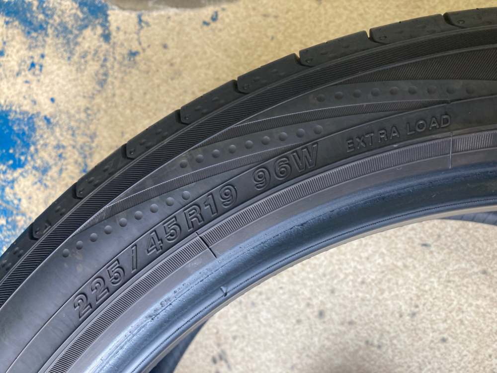 完売)(中古タイヤ)極上品 2021年製☆225/45R19 96W EXTRALOAD 完売)(中古タイヤ)極上品 2021年製☆225/45R19 96W EXTRALOAD